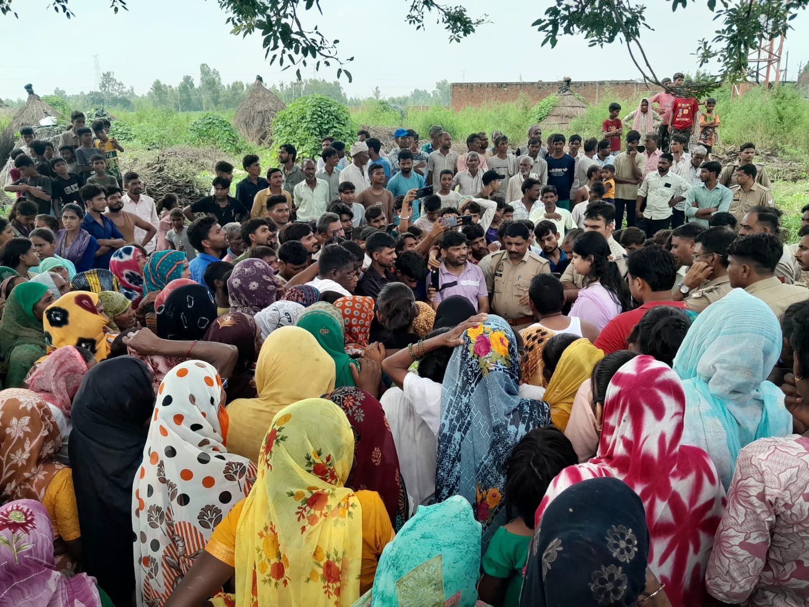 बदायूं में प्रतिमा लगाने और टूटने पर हंगामा, पुलिस समेत कई गाड़ियों पर पथराव