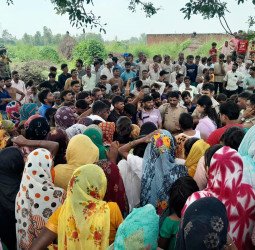 बदायूं में प्रतिमा लगाने और टूटने पर हंगामा, पुलिस समेत कई गाड़ियों पर पथराव