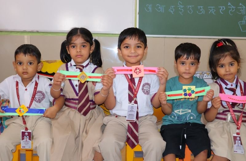 मदर एथीना स्कूल में राखी मेकिंग व मेहंदी प्रतियोगिता का आयोजन