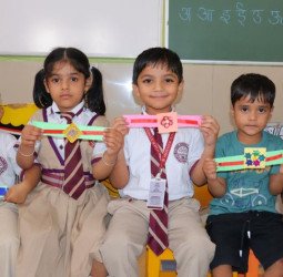मदर एथीना स्कूल में राखी मेकिंग व मेहंदी प्रतियोगिता का आयोजन