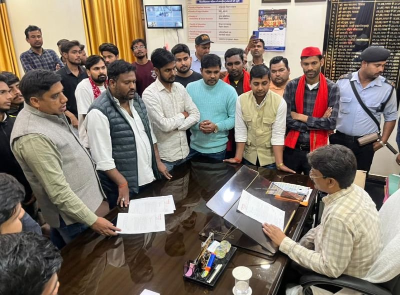 माइग्रेशन तथा प्रोविजनल डिग्री सर्टिफिकेट की शुल्क बढ़ोतरी के विरोध में कुलसचिव को दिया ज्ञापन