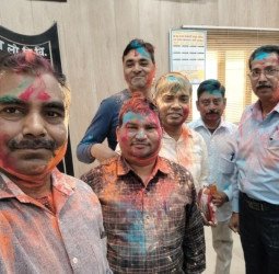 'लगाओ गुलाल -मिटाओ मलाल', लोक निर्माण विभाग में अधिकारियों व कर्मचारियों ने खेली होली