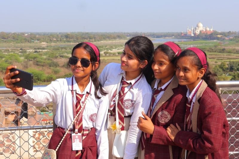 मदर एथीना स्कूल के बच्चों ने देखा आगरा का लालकिला