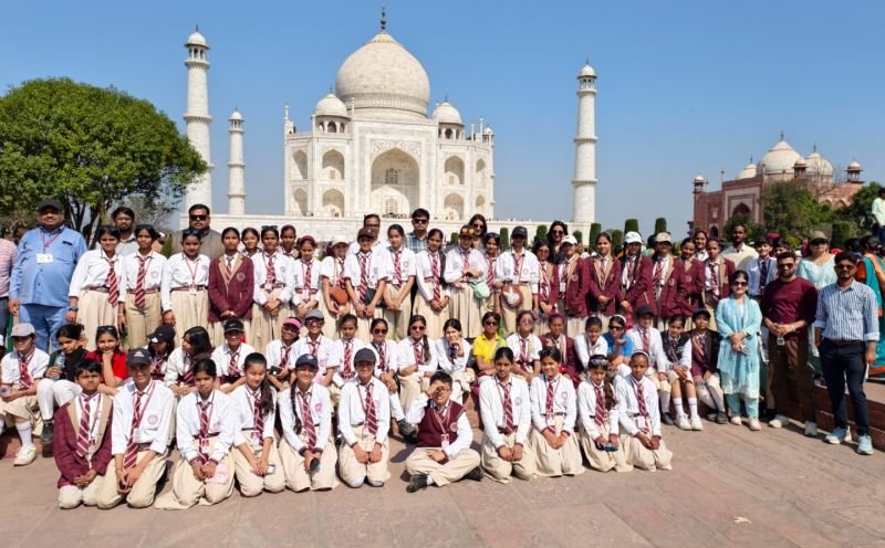 मदर एथीना स्कूल के विद्यार्थियों ने निहारा ताजमहल, पाई इतिहास की जानकारी