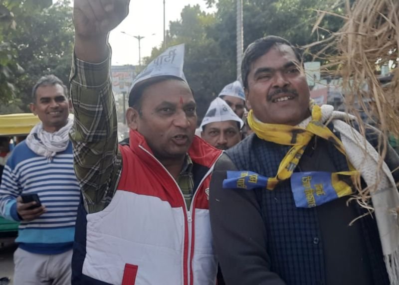आम आदमी पार्टी कार्यकर्तांओं ने बांग्लादेश का पुतला फूंककर किया विरोध