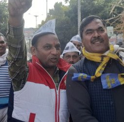 आम आदमी पार्टी कार्यकर्तांओं ने बांग्लादेश का पुतला फूंककर किया विरोध