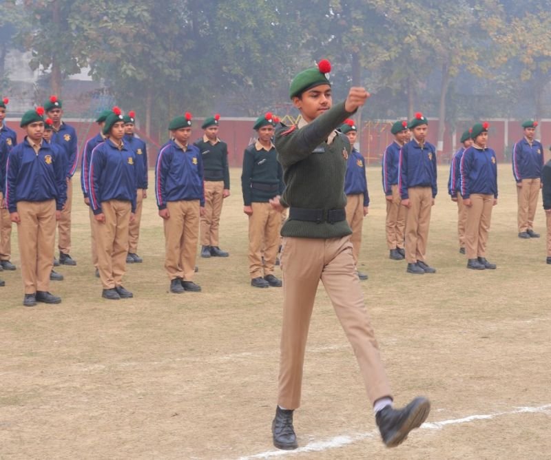 मदर एथीना स्कूल में एनसीसी अधिकारी द्वारा दिया गया कैडेट्स को प्रशिक्षण