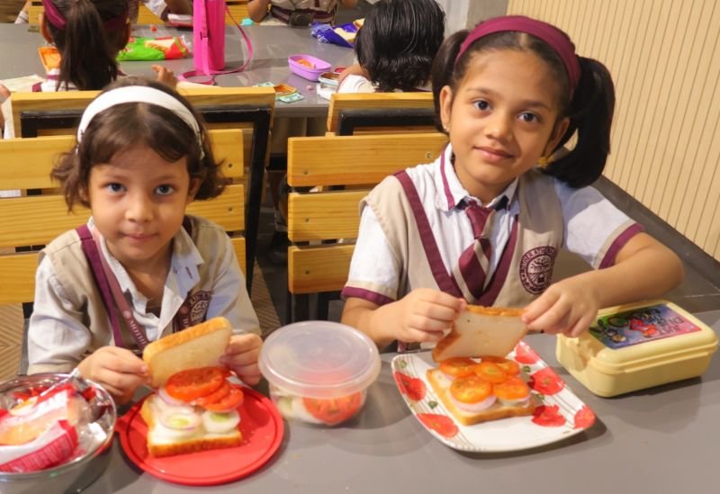 मदर एथीना स्कूल में बच्चों ने बनाएं स्वादिष्ट सैंडविच