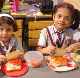 मदर एथीना स्कूल में बच्चों ने बनाएं स्वादिष्ट सैंडविच
