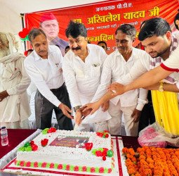 पूर्व मंत्री आबिद रजा ने बुर्रा मन्दिर पर मनाया सपा मुखिया अखिलेश यादव का जन्मदिन