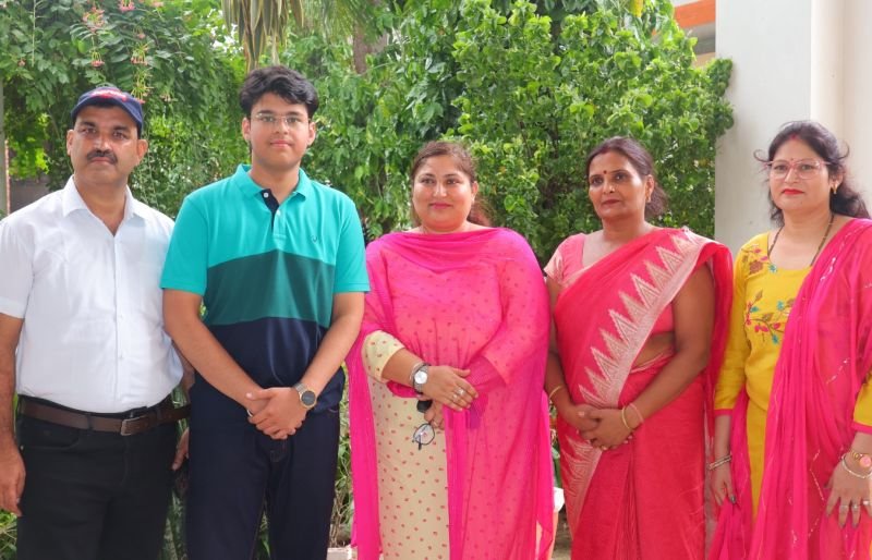 मदर एथीना स्कूल के दो विद्यार्थियों ने प्रथम प्रयास में नीट की उत्तीर्ण