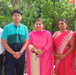 मदर एथीना स्कूल के दो विद्यार्थियों ने प्रथम प्रयास में नीट की उत्तीर्ण