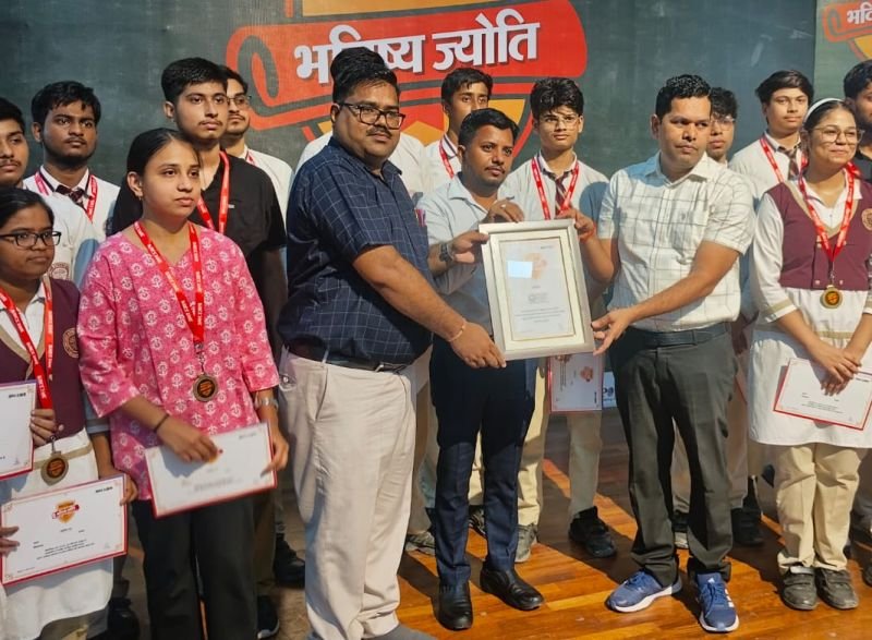 मदर एथीना स्कूल के मेधावी छात्र भविष्य ज्योति कार्यक्रम में हुए सम्मानित