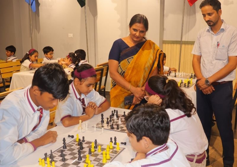 मदर एथीना स्कूल में अंतरराष्ट्रीय शतरंज दिवस पर विद्यार्थियों ने दिखाए दांव-पेंच