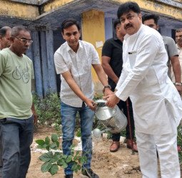 पूर्व मंत्री आबिद रजा व सांसद प्रतिनिधि अनिल आनन्द ने नीम-पीपल-बरगद को बताया सामाजिक न्याय का प्रतीक, किया पौधरोपण