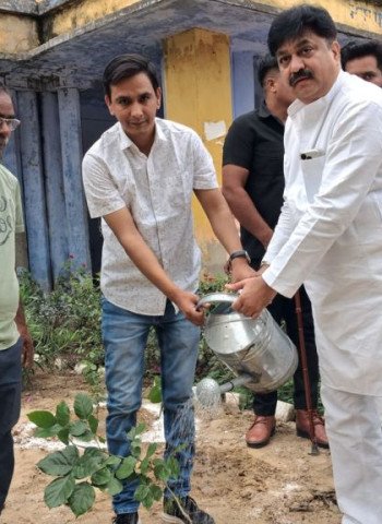 पूर्व मंत्री आबिद रजा व सांसद प्रतिनिधि अनिल आनन्द ने नीम-पीपल-बरगद को बताया सामाजिक न्याय का प्रतीक, किया पौधरोपण