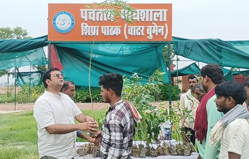 वाटर वूमन शिप्रा पाठक की हरित मुहिम को मिली नई ऊर्जा, अंकित पाठक ने बांटे हजारों पौधे