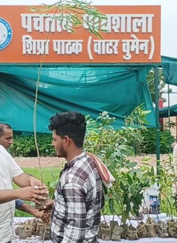 वाटर वूमन शिप्रा पाठक की हरित मुहिम को मिली नई ऊर्जा, अंकित पाठक ने बांटे हजारों पौधे