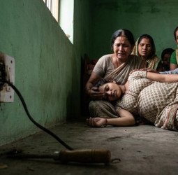 तार लगाते समय लगा करंट, महिला की मौत, गर्भ में पल रहा था आठ माह का शिशु
