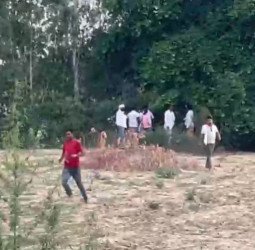खेतों में चल रही थीं जुए की फड़, लाखों के लग रहे थे दांव...पुलिस ने छापा मारकर 10 पकड़े