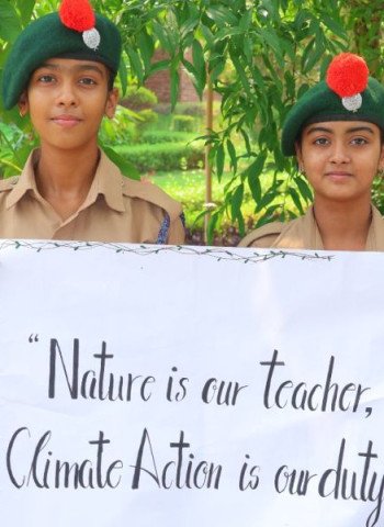 मदर एथीना स्कूल में बच्चों ने समझा पेड़ों का महत्व, कई पौधों का किया रोपण