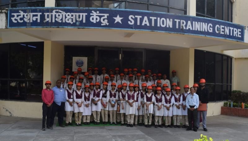 मदर एथीना स्कूल के विद्यार्थियों ने नरौरा परमाणु शक्ति केंद्र का किया शैक्षिक भ्रमण