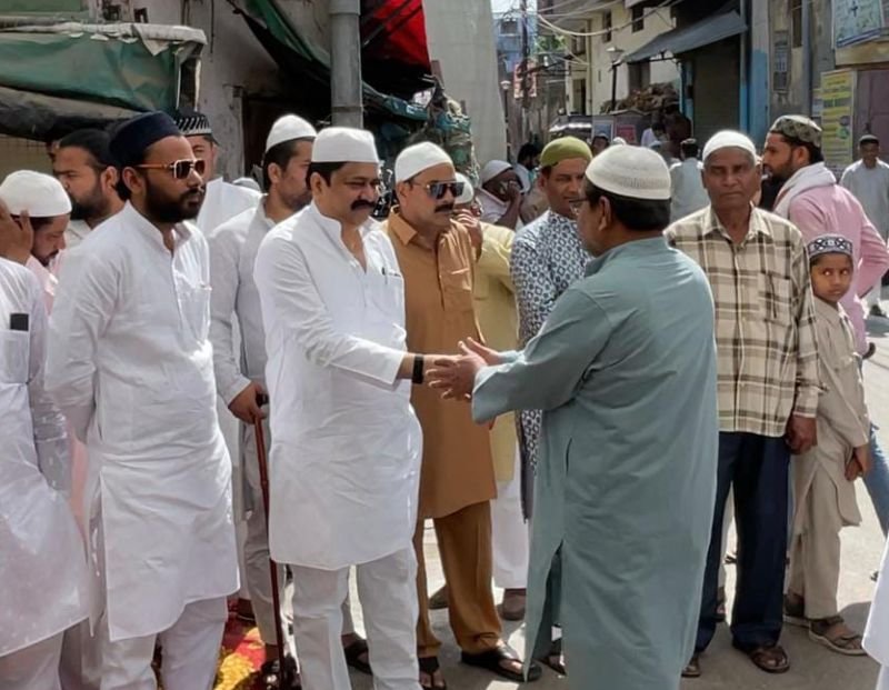 हाथ मिलाया, गले लगाया...पूर्व मंत्री आबिद रजा ने सभी को दी अलविदा की मुबारकबाद