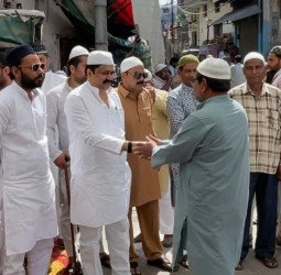 हाथ मिलाया, गले लगाया...पूर्व मंत्री आबिद रजा ने सभी को दी अलविदा की मुबारकबाद