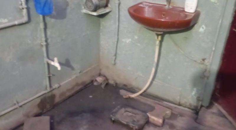 नालों पर बना लिए चबूतरे, सफाई नहीं होने से घरों में घुस रहा गंदा पानी और कीचड़