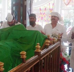 ककराला में हजरत शाह शुजाअत मियां की दरगाह पर  चादर चढ़ाने पहुंचे पूर्व मंत्री आबिद रजा