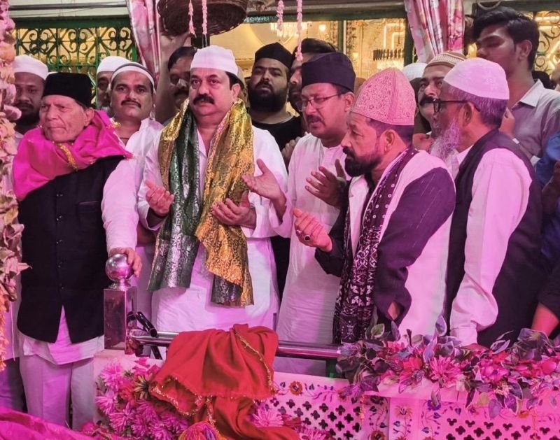 छोटे सरकार के उर्स के मौके पर पूर्व मंत्री आबिद रज़ा ने की चादरपोशी