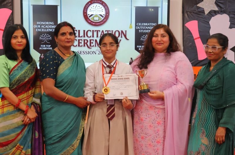 मदर एथीना स्कूल: परीक्षाफल देखकर खिल उठे चेहरे, मेधावियों को मिला सम्मान तो जमकर बजीं तालियां