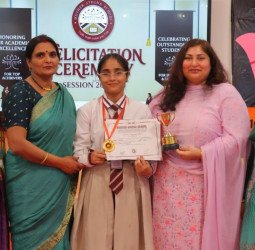 मदर एथीना स्कूल: परीक्षाफल देखकर खिल उठे चेहरे, मेधावियों को मिला सम्मान तो जमकर बजीं तालियां