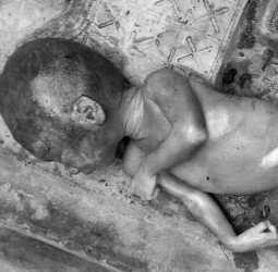 नीचता की हद...! बच्ची पैदा करके नाले में डाली, फिर कीचड़ से ढक दिया, निकली लाश