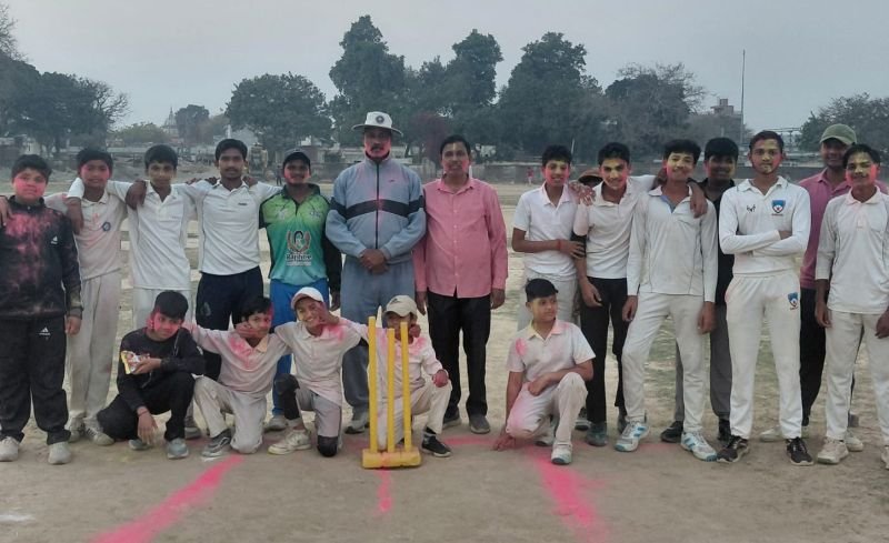 साईं क्रिकेट अकादमी ने मनाई होली, रंग लगाया और मिठाई बांटी