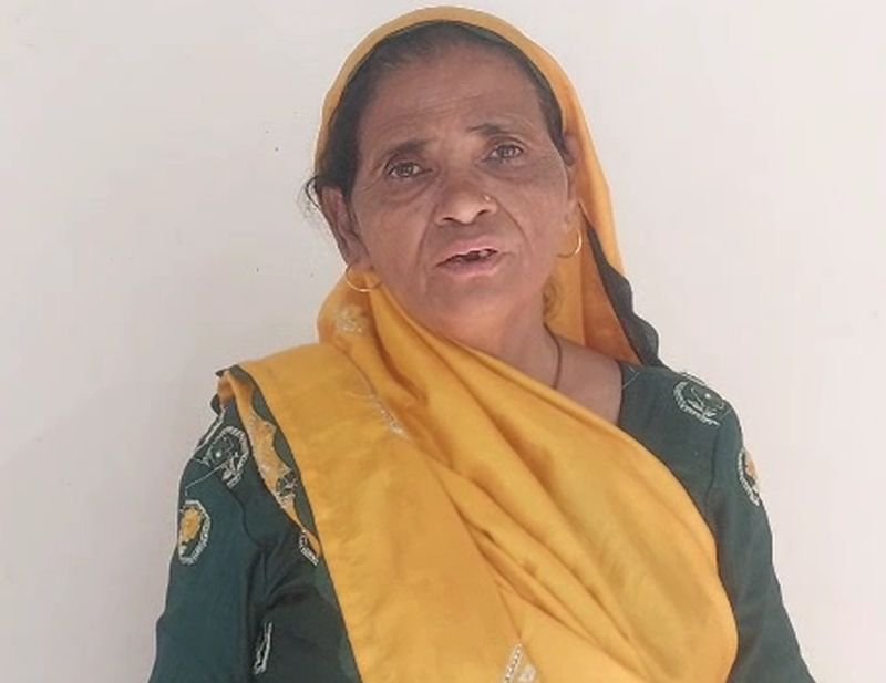 'मैं जिंदा हूं साहब'...मृत दिखाकर रोक दी गई महिला की विधवा पेंशन, अब खुद को जिंदा साबित करने के लिए कर रही भागदौड़