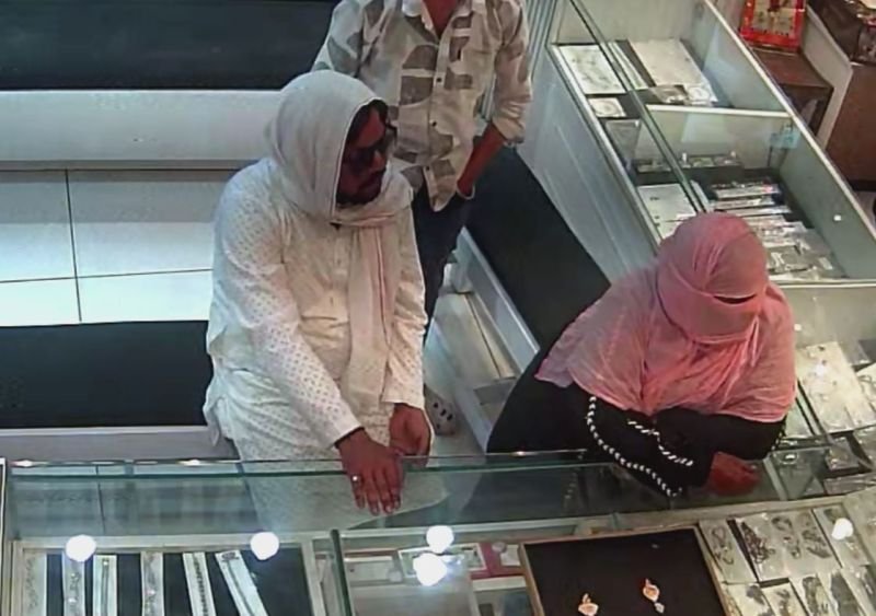 सराफा की दुकान से देखने को निकलवाए सोने के पेंडेंट, एक हुआ लापता...किसने किया चोरी