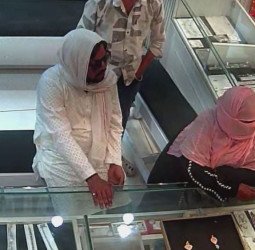 सराफा की दुकान से देखने को निकलवाए सोने के पेंडेंट, एक हुआ लापता...किसने किया चोरी