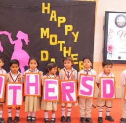 मदर एथीना स्कूल में मातृ दिवस पर बच्चों ने बनाए कार्ड, क्राउन और ट्रॉफी