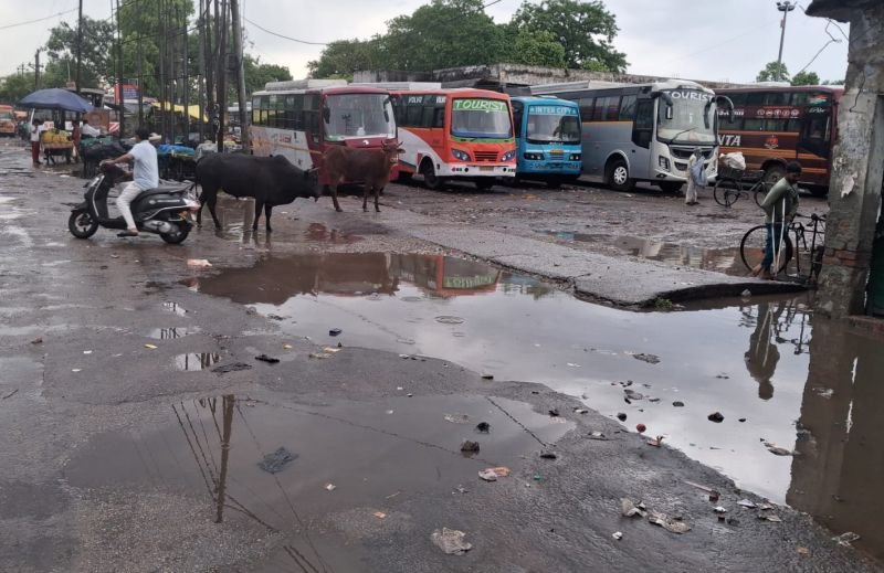 एक दिन की बारिश में प्राइवेट बस स्टैंड का बुरा हाल, दुकानों के भीतर भर गया पानी