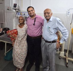 पांच साल से जिंदगी और मौत के बीच झूल रही बुजुर्ग महिला को डॉक्टर ने दिया जीवनदान
