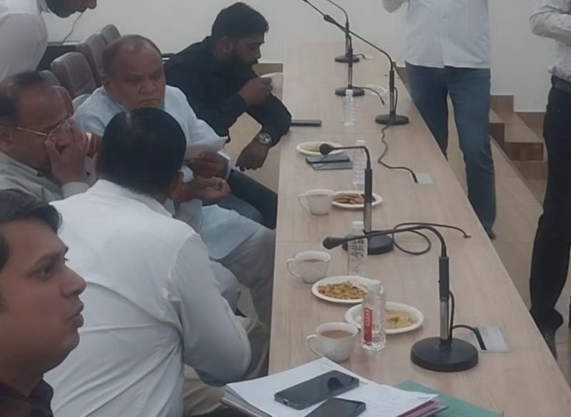 स्मार्ट मीटर उपभोक्ताओं की समस्याएं सुनकर कराया गया समाधान