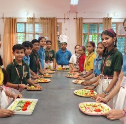 दिखने में सुंदर, सेहत से भरपूर...मदर एथीना स्कूल के बच्चों ने बनाए पौष्टिक सलाद